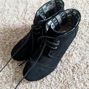 Toms Women's shoes size 9.5